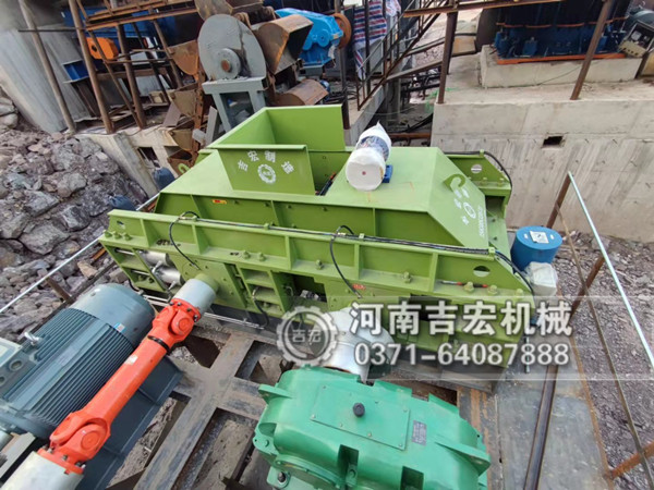 浙江橫店對(duì)輥破碎機(jī)安裝調(diào)試生產(chǎn)現(xiàn)場