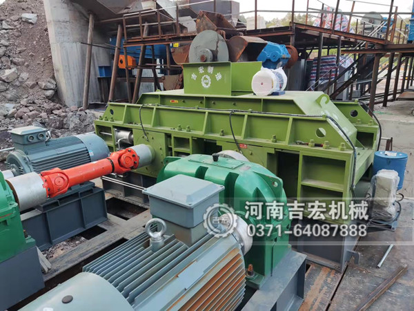 浙江橫店對(duì)輥破碎機(jī)安裝調(diào)試生產(chǎn)現(xiàn)場